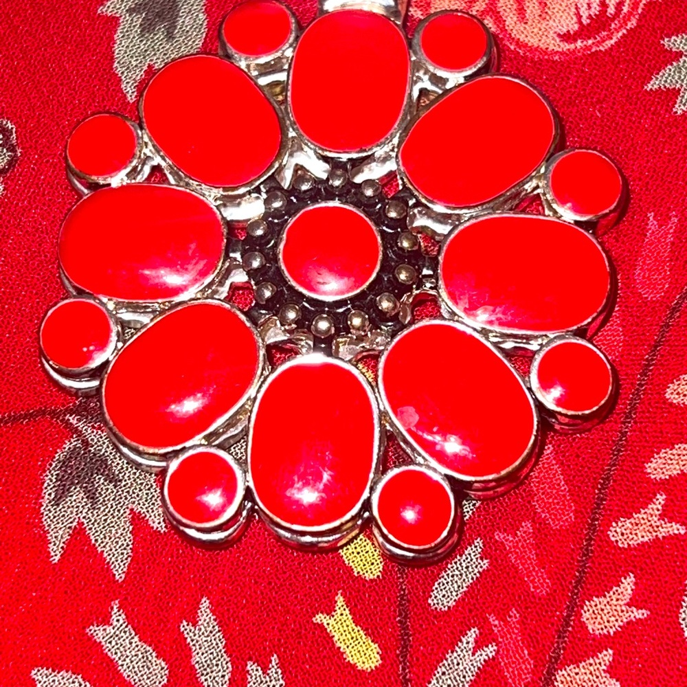 Reversible pendant